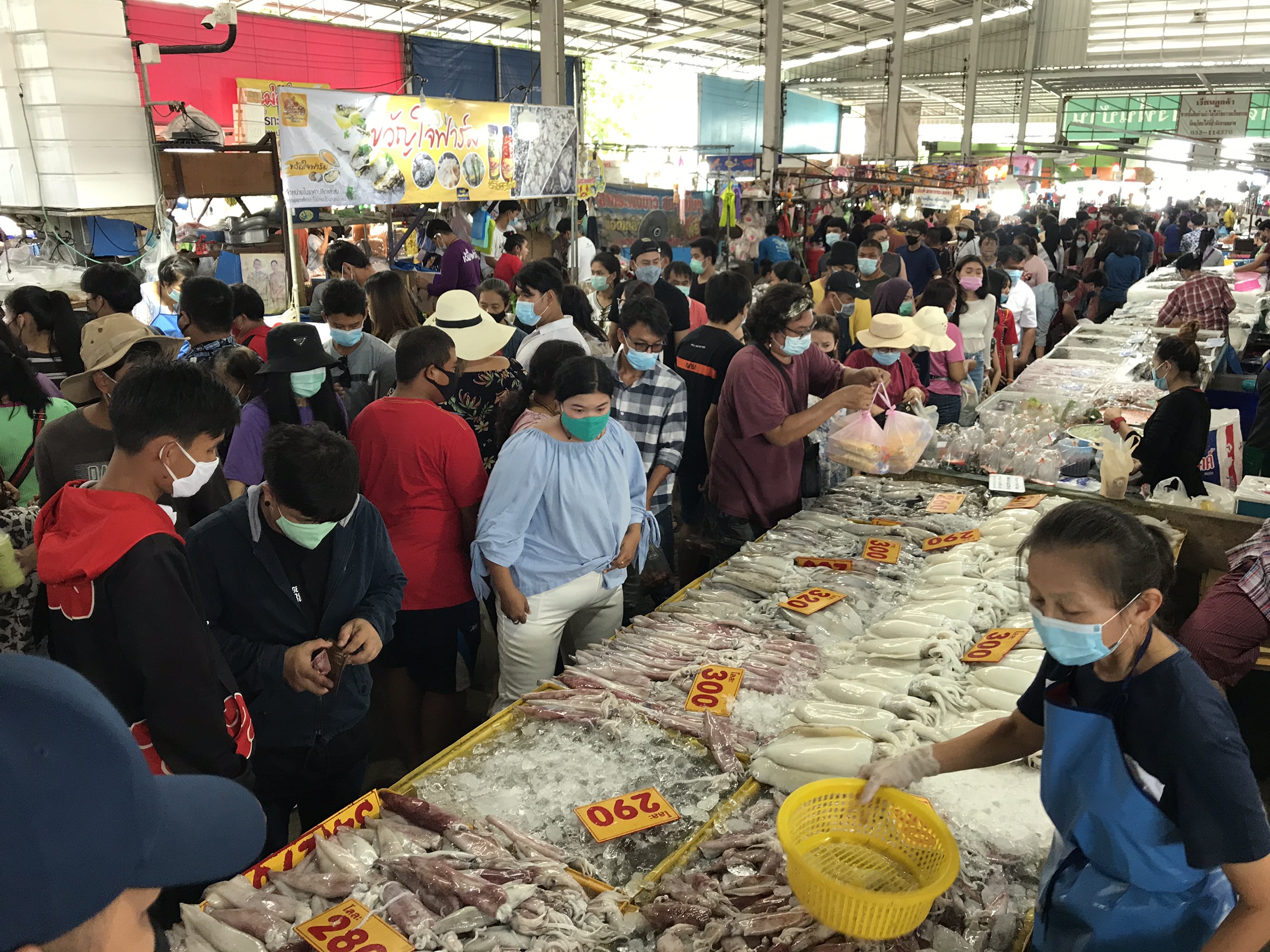 เนืองแน่นเป็นพิเศษ ตลาดอ่างศิลา นักท่องเที่ยวแวะช้อป อาหารทะเล วันหยุดยาว