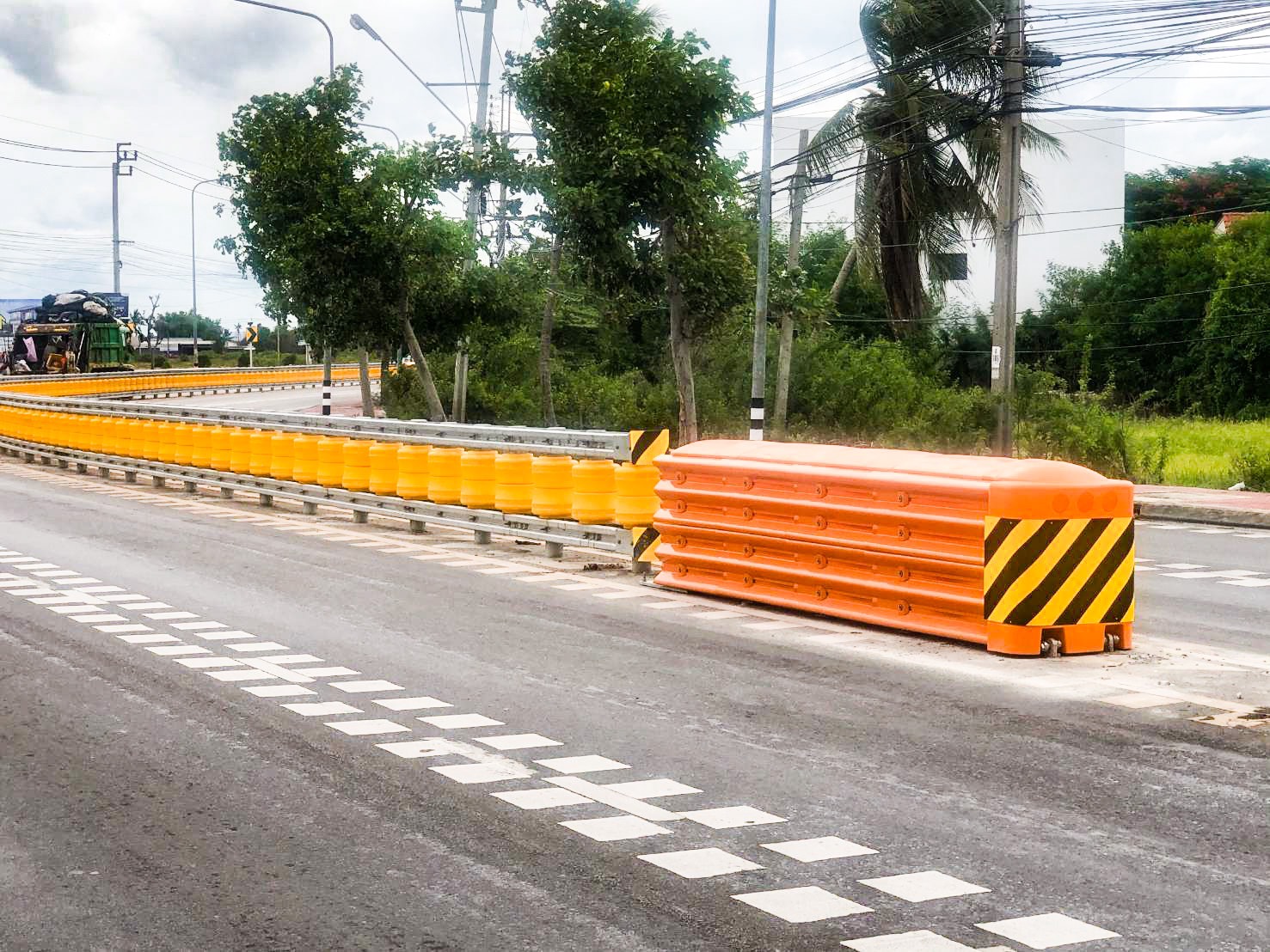 ทางหลวงชนบทนำร่องติดตั้ง “ราวลูกกลิ้ง” ถ.บางบัวทอง-ไทรน้อย กันรถหลุดโค้ง