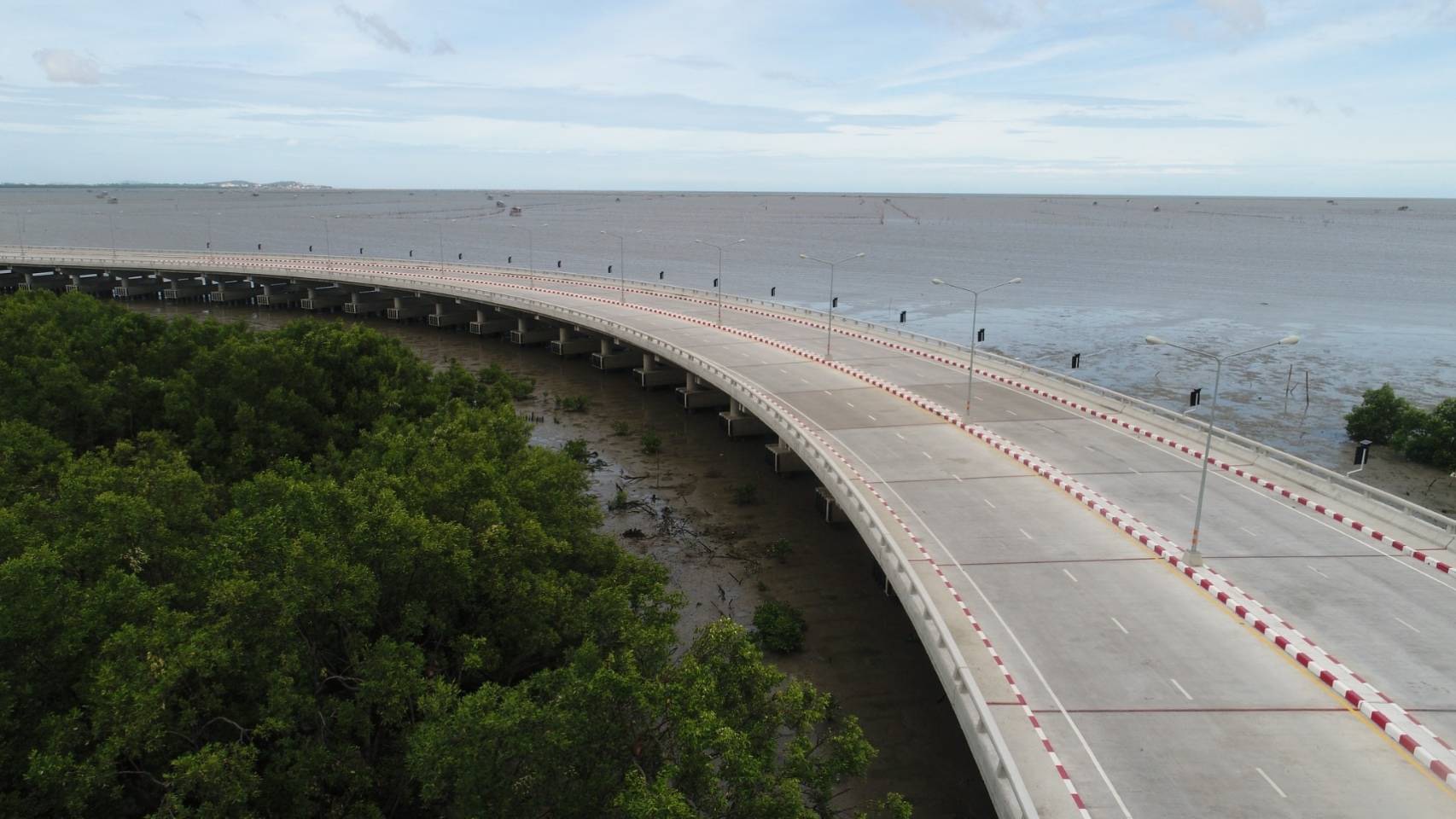สะพานชลมารควิถีฯ: ถนนเลียบชายทะเล แลนด์มาร์คใหม่ จ.ชลบุรี