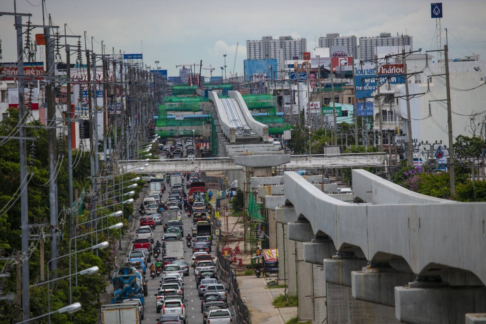 รถไฟฟ้าชมพู-เหลืองมาแน่ ปีหน้าสีส้มยังติดหล่ม