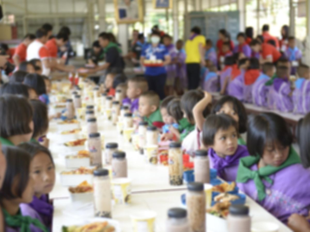 ไปรษณีย์ไทย ชวนรีไซเคิลกล่องเป็นโต๊ะเก้าอี้ให้ รร.ตชด.