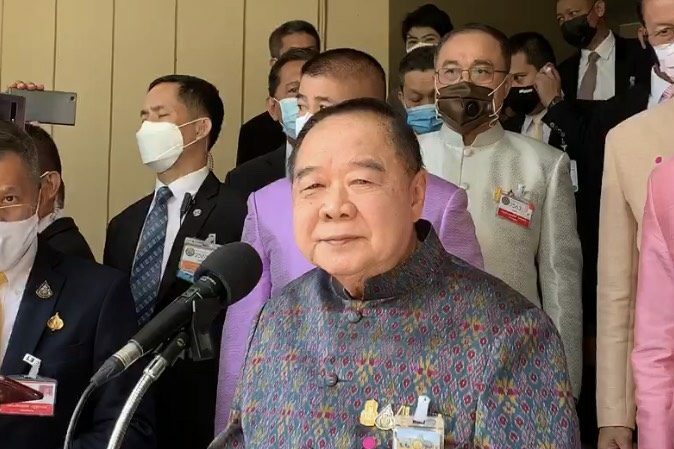 “ประวิตร” ปัดตอบข่าวลือรัฐประหาร ยันสั่งเข้มชายแดนป้องกันโควิด