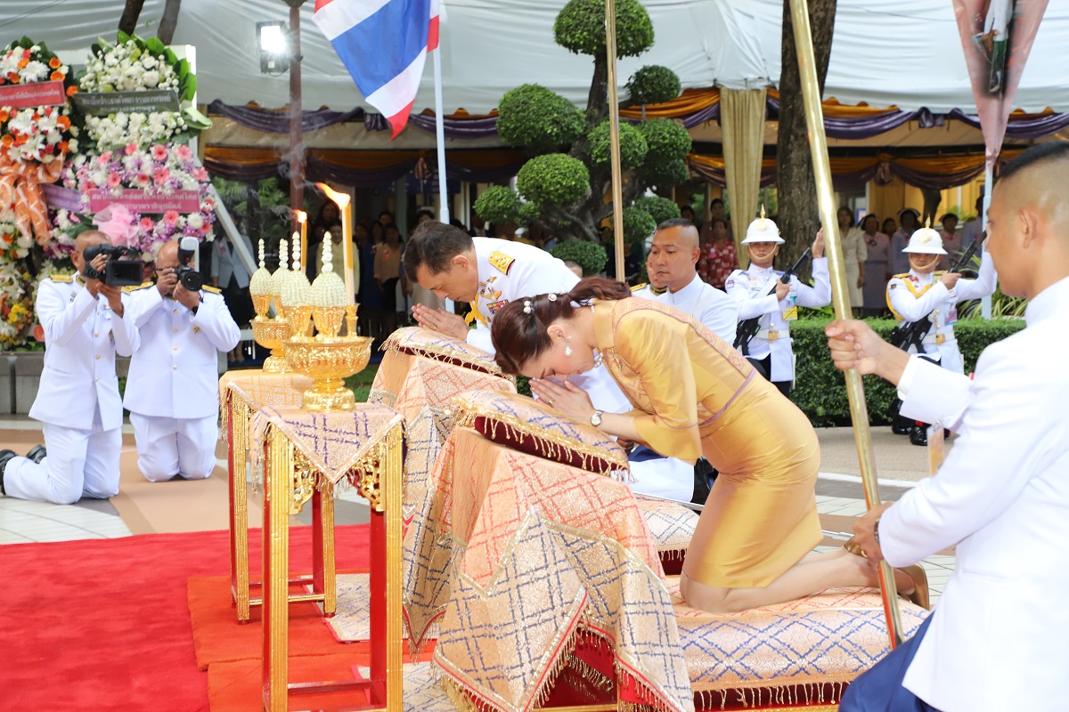 ในหลวง พระราชินี ทรงวางพวงมาลา เนื่องใน “วันมหิดล”