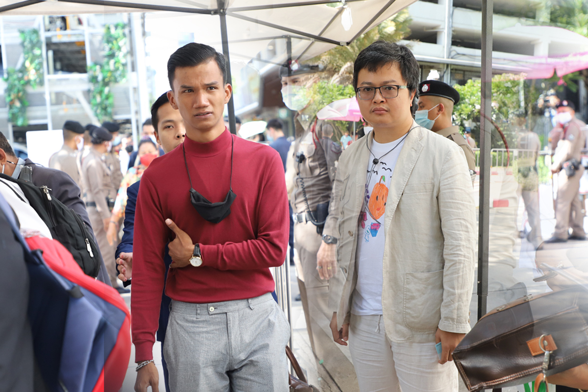 ด่วน! ศาลเพิกถอนประกัน ทนายอานนท์-ไมค์ ระยอง ส่งตัวเข้าเรือนจำ