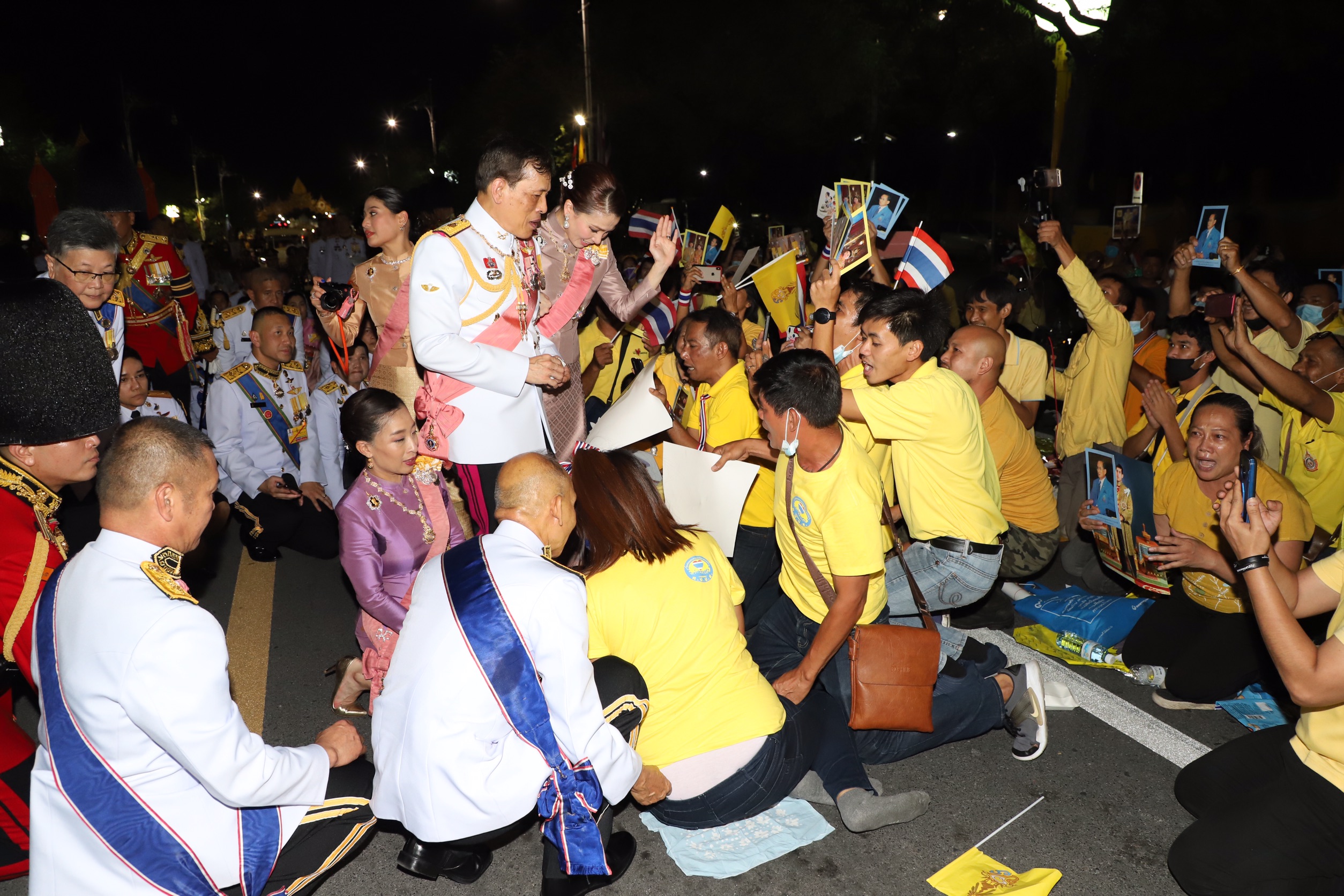 ในหลวง พระราชินี ทรงพระดำเนินทักทายประชาชนที่เฝ้าฯ รับเสด็จ