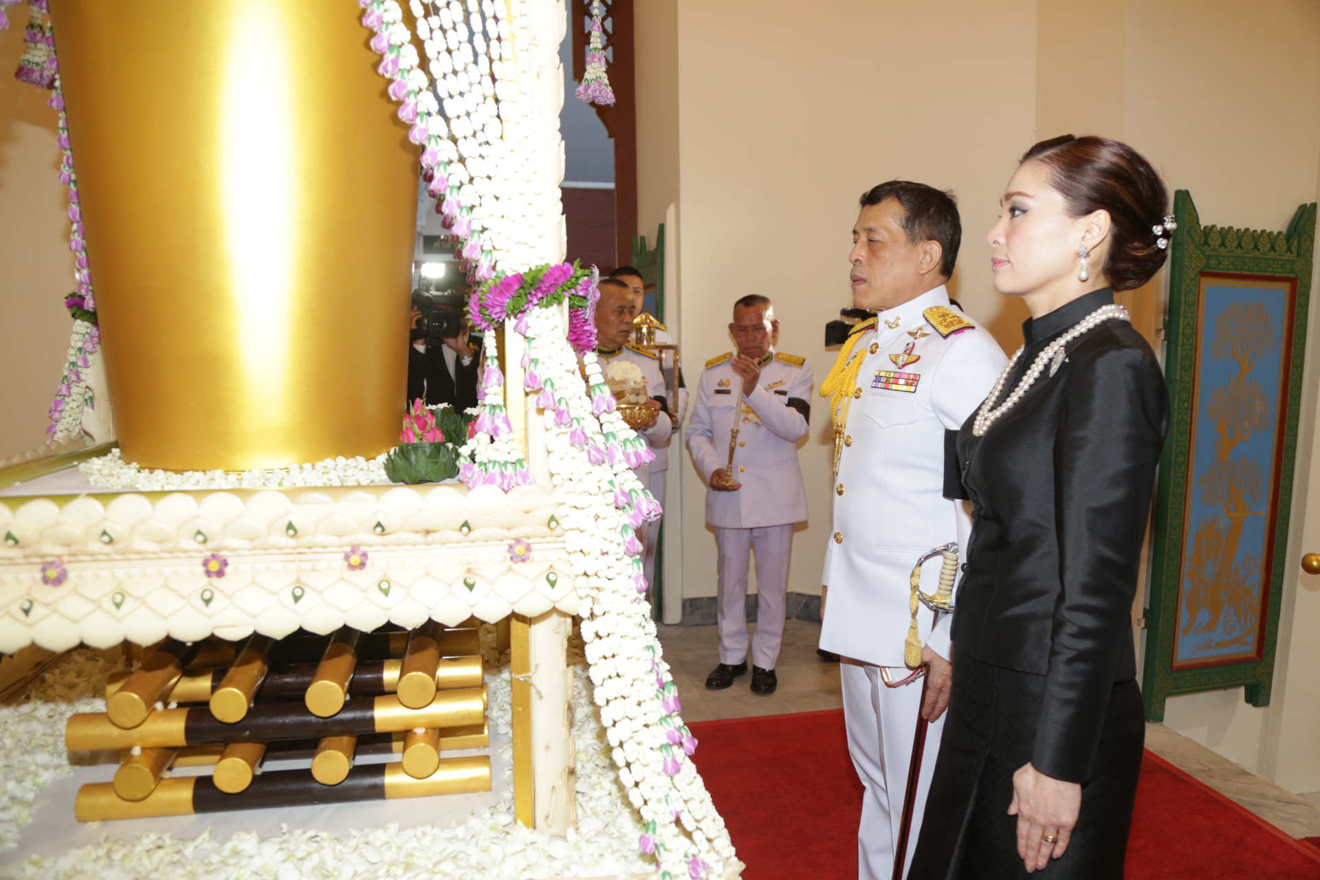 ในหลวงและพระราชีนี เสด็จพระราชทานเพลิงศพบิดา พล.อ.ประยุทธ์