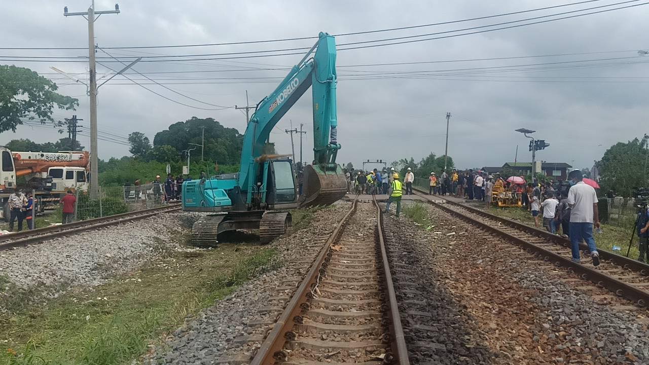 สัญญาณไฟกระพริบเสียเหตุรถไฟชนรถทัวร์ คมนาคม สั่งติดเครื่องกั้นอัตโนมัติ