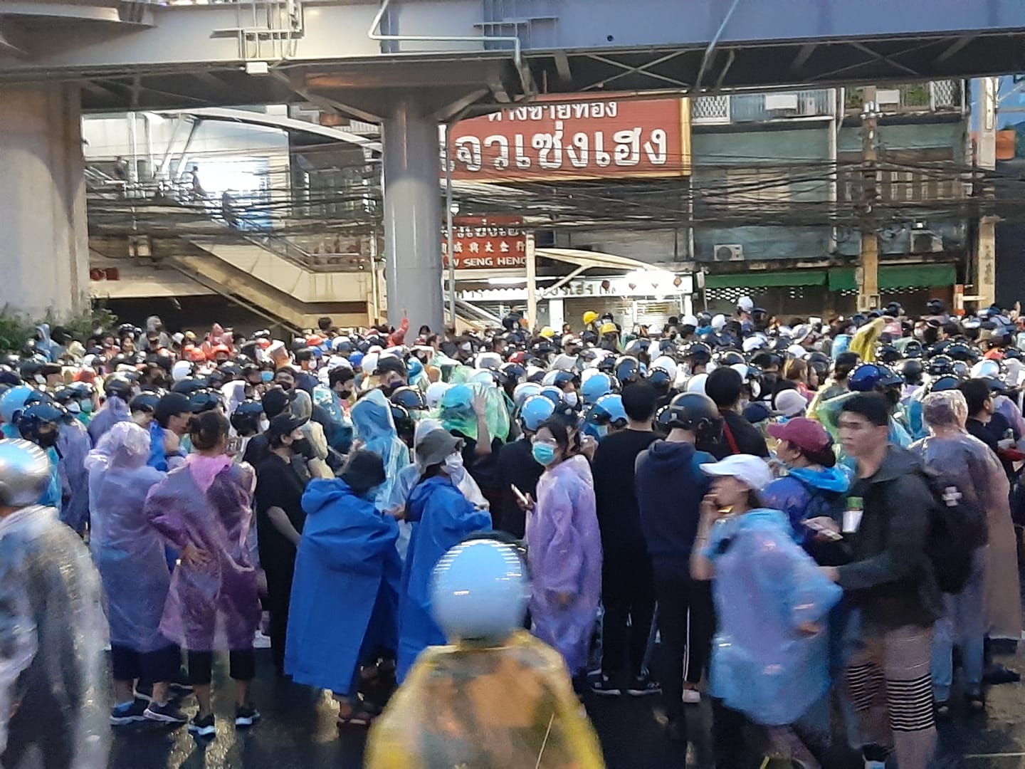 ตำรวจแจงข่าวบุกโรงงานหมวกกันน็อค คาดยึดของไม่ได้ มอก.