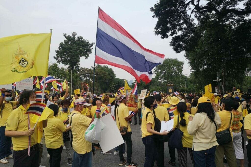 “ทยา” นำทีมเสื้อเหลือง รวมพลังปกป้องสถาบัน ที่สวนลุม