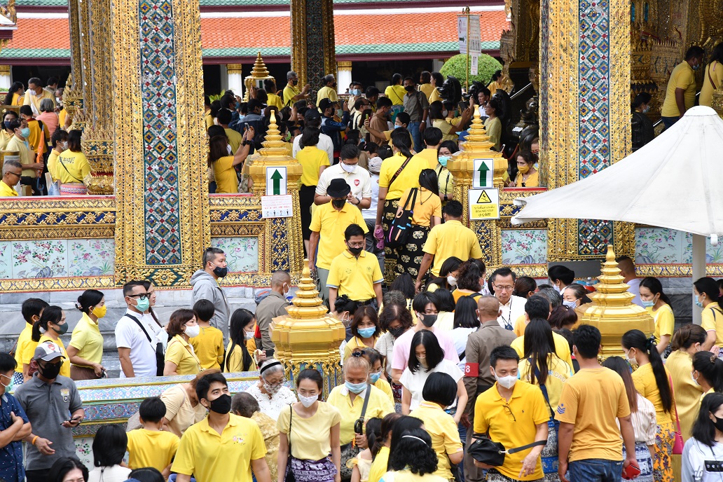 ประชาชนสวมเสื้อเหลืองเข้ากราบสักการะพระบรมรูป ร.9 เนืองแน่นวัดพระแก้ว
