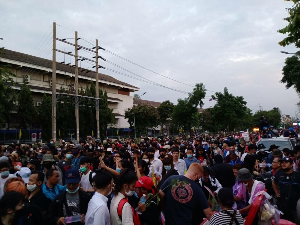 ม็อบ ขยับใกล้ทำเนียบรัฐบาล