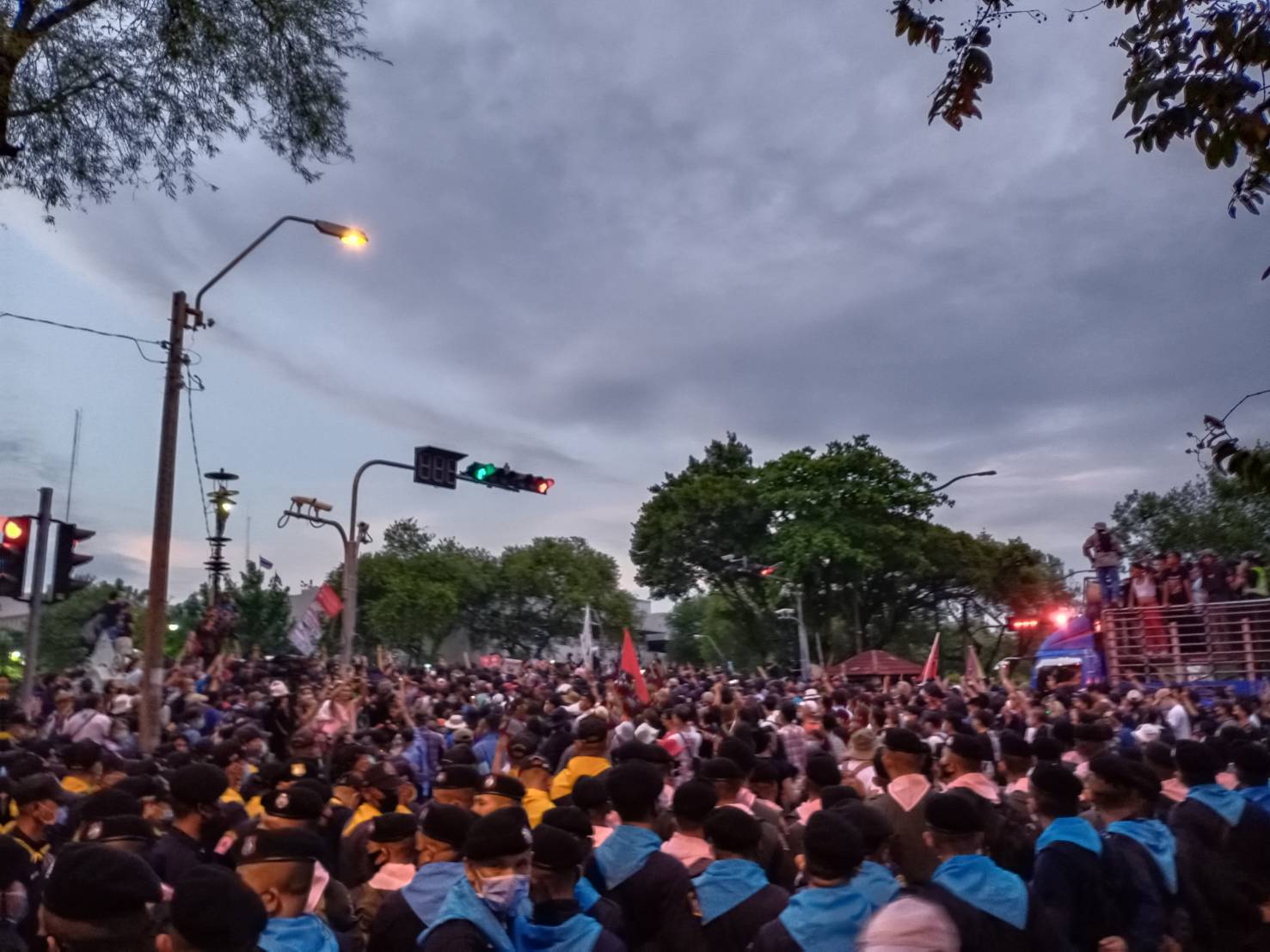 ม็อบคณะราษฎร ประชิดทำเนียบรัฐบาล “ประยุทธ์” เข้าเฝ้าฯ
