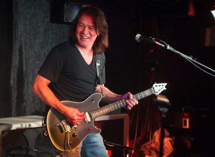 FILE PHOTO: Guitarist Eddie Van Halen performs during a private Van Halen show to announce the band's upcoming tour at Cafe Wha? in New York แวน เฮเลน เสียชีวิต