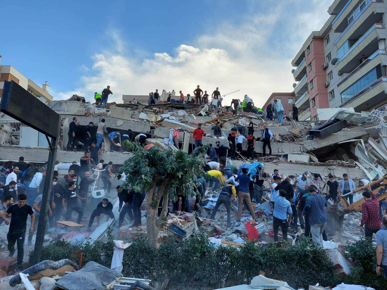 ชาวบ้านและเจ้าหน้าที่ช่วยกันค้นหาผู้รอดชีวิต ในเมืองอิซมีร์ REUTERS/Tuncay Dersinlioglu