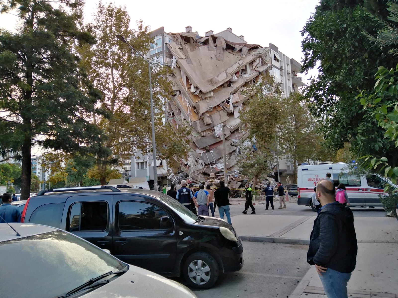 ชาวบ้านยืนมองความเสียหายของอาคาร หลังเกิดแผ่นดินไหวในทะเลอีเจียน REUTERS/Tuncay Dersinlioglu