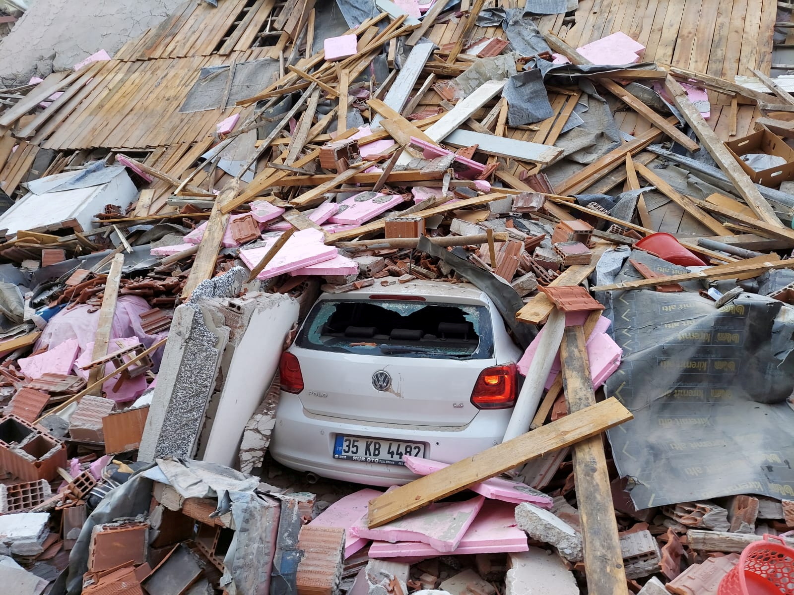อาคารแห่งหนึ่งในเมืองอิซมีร์พังถล่ม หลังเกิดแผ่นดินไหวในทะเลอีเจียน REUTERS/Tuncay Dersinlioglu TPX IMAGES OF THE DAY