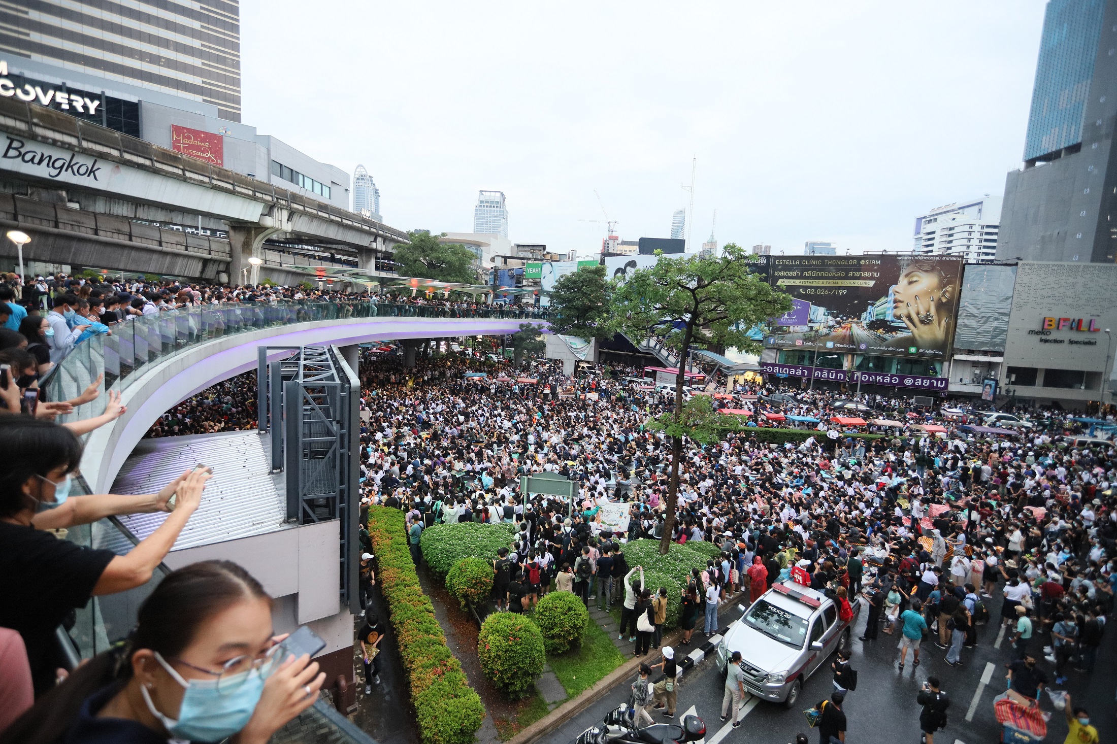 ม็อบปรับแผนเคลื่อนขบวนปักหลักชุมนุม “แยกปทุมวัน”