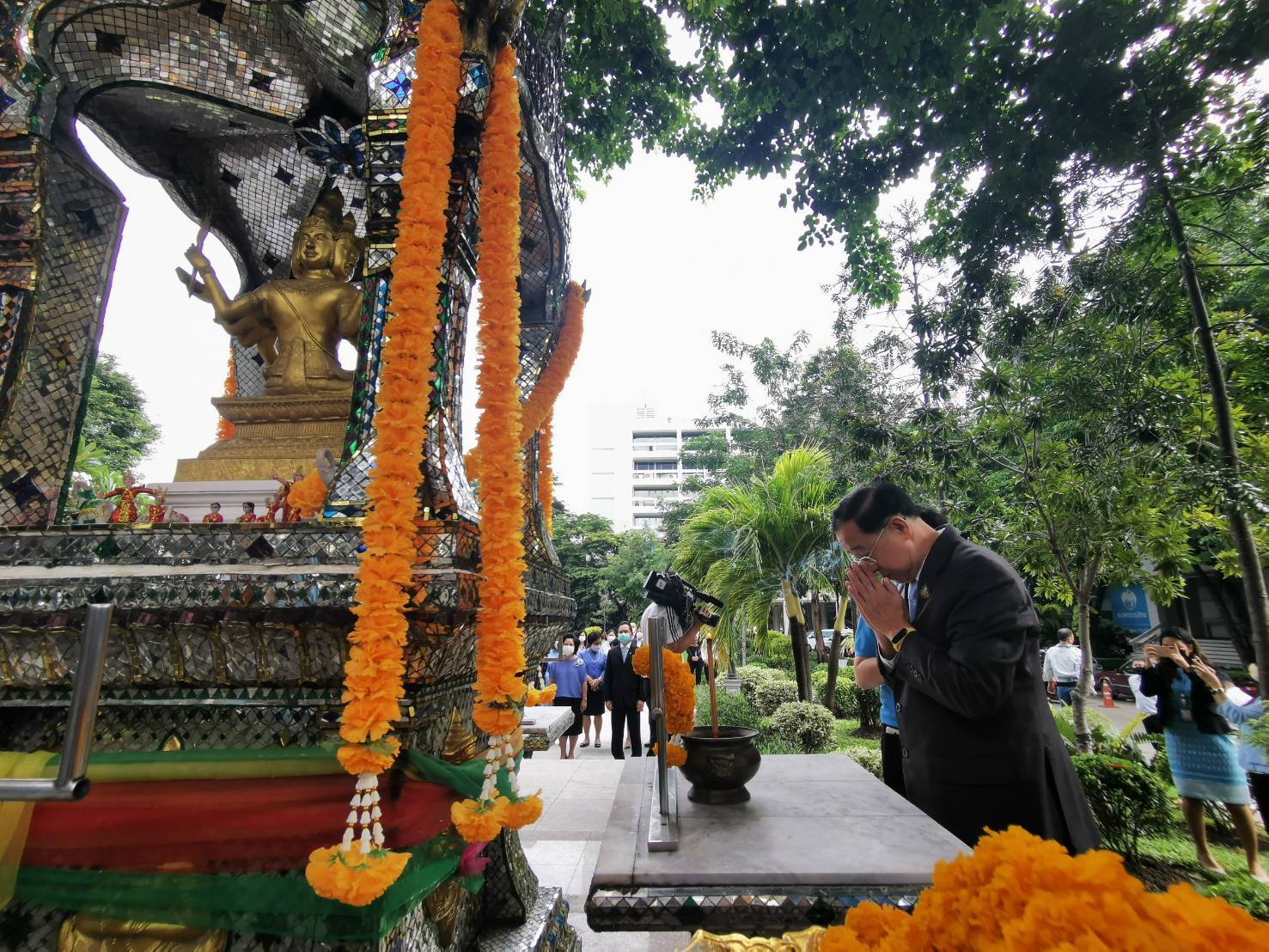 บรรยากาศขลัง “อาคม” สักการะสิ่งศักดิ์สิทธิ์กระทรวงคลัง ก่อนถกแบงค์รัฐ