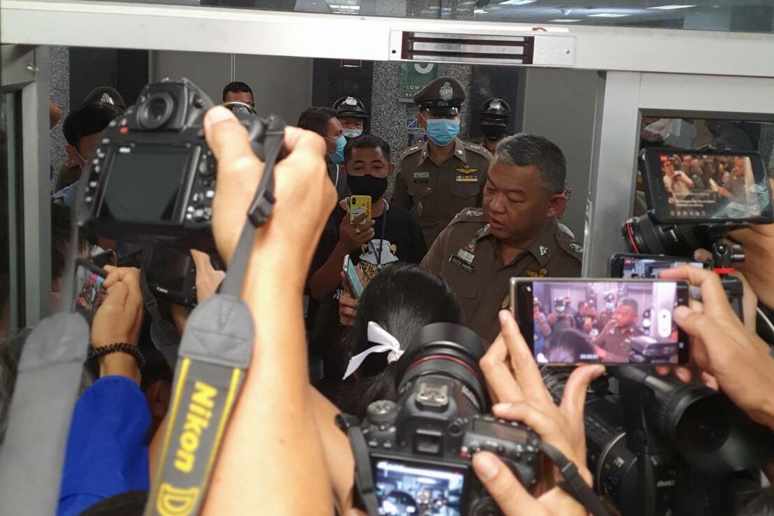 ด่วน! ตำรวจบุกคณะก้าวหน้า ขณะ “ปิยบุตร” แถลงข่าวปมขบวนเสด็จ
