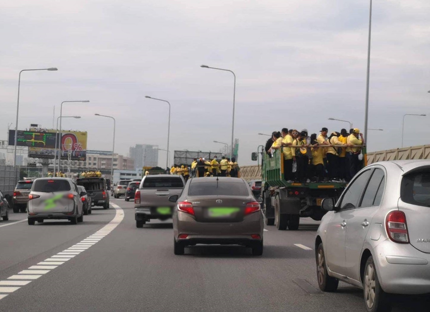 กทม. รับเป็นความบกพร่องนำรถขนคนเสื้อเหลืองขึ้นทางด่วน พร้อมจ่ายค่าปรับ