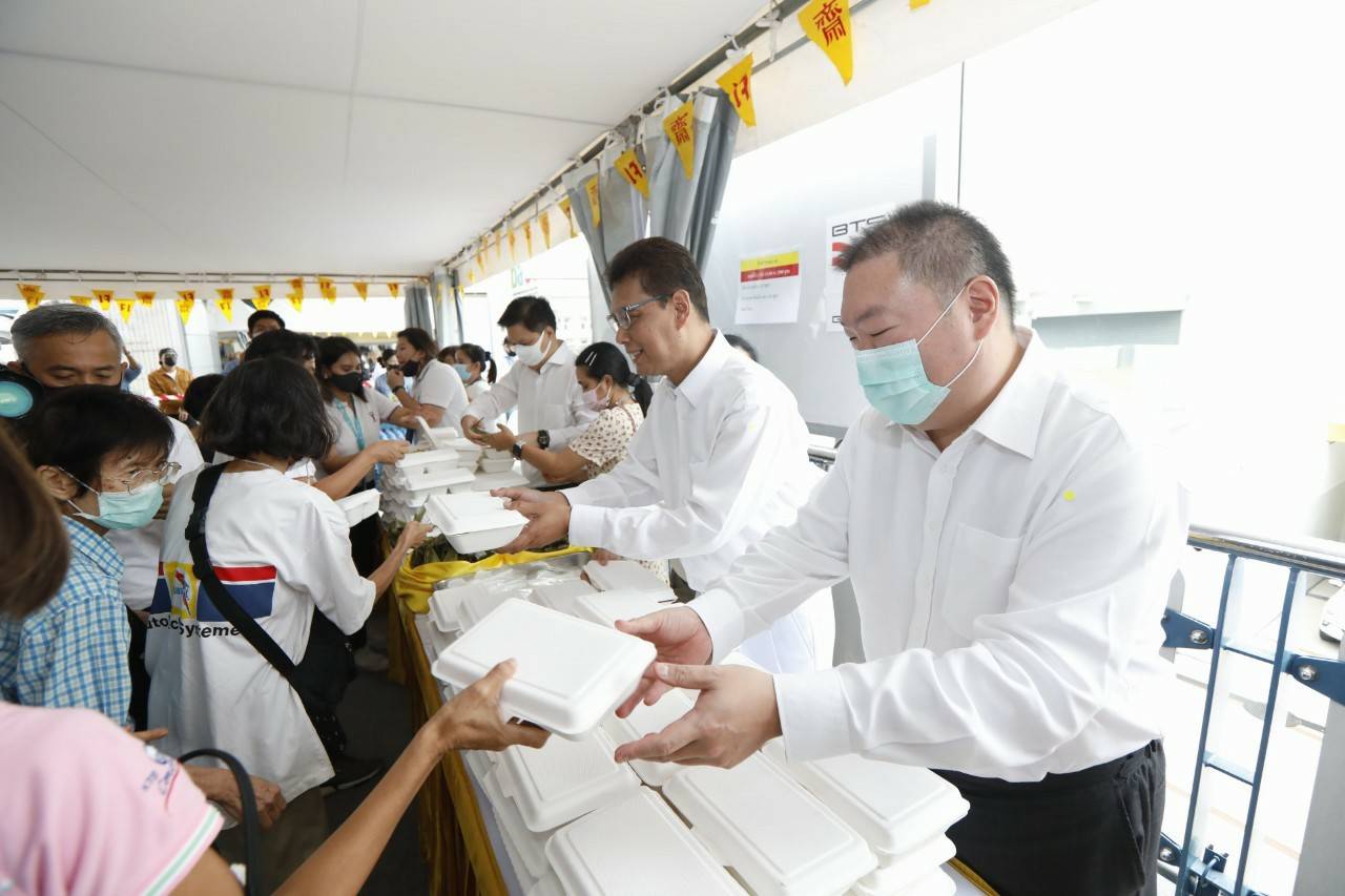 บีทีเอสผนึกพันธมิตรชวนกินเจที่สถานีรถไฟฟ้าสนามกีฬา แจกอาหารกล่องฟรี