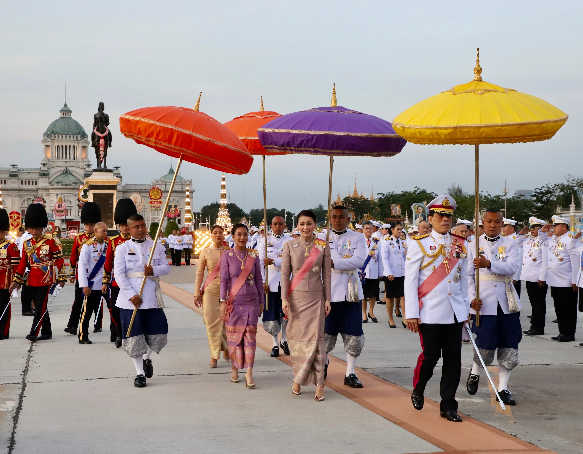 ในหลวง พระราชินี ทรงบำเพ็ญพระราชกุศลและวางพวงมาลาวันปิยมหาราช