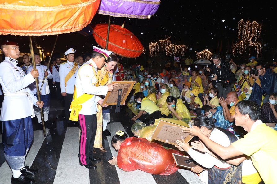 ในหลวง พระราชินี ทรงพระดำเนินทักทายประชาชนที่เฝ้าฯ รับเสด็จท่ามกลางสายฝน