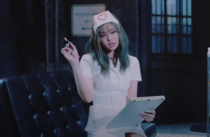 วายจี ลบซีนชุดพยาบาลในเพลง Lovesick Girls ของ BLACKPINK