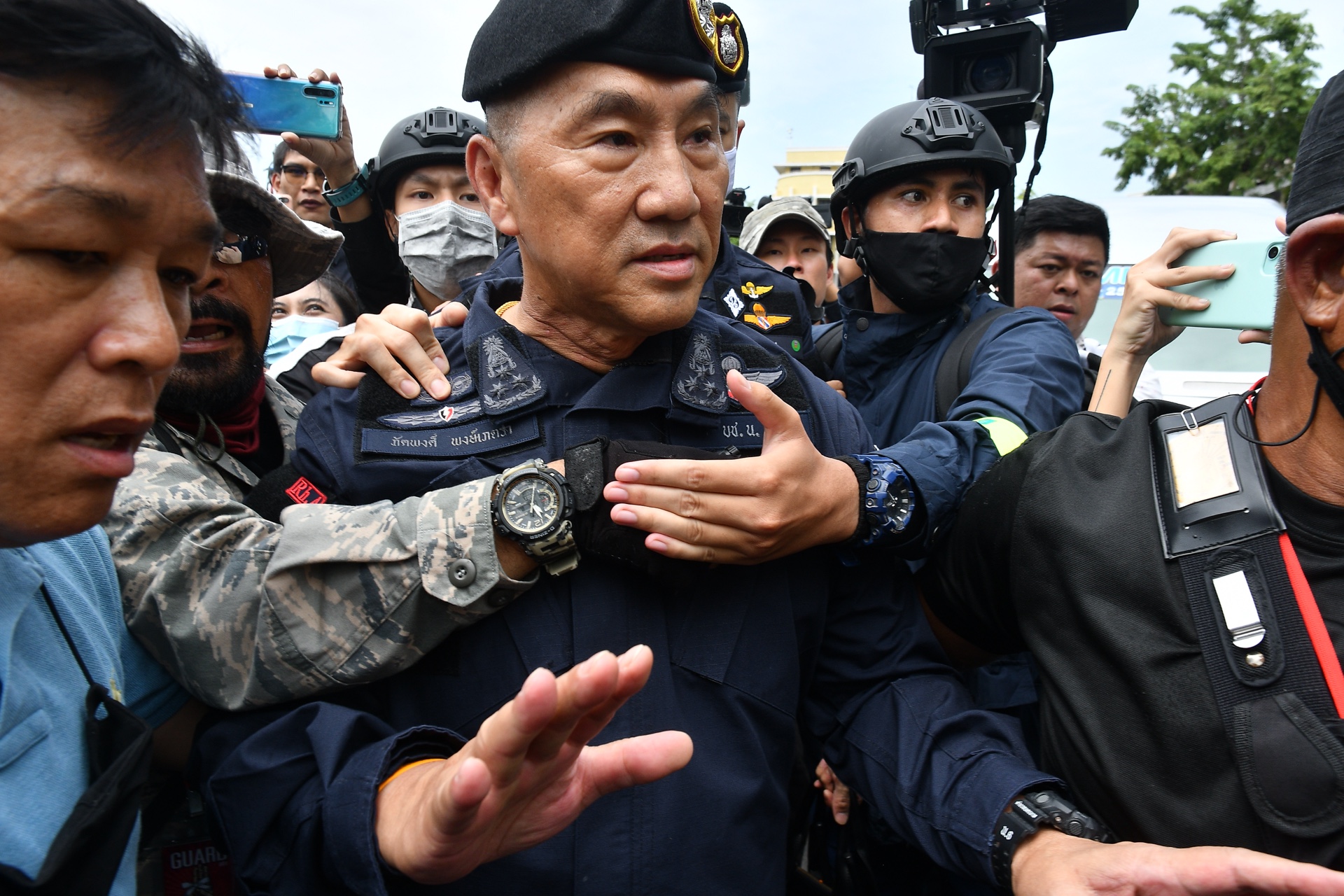ม็อบ 14 ตุลา ปะทะย่อย ผบ.ชน. ลงพื้นที่อนุสาวรีย์ประชาธิปไตย