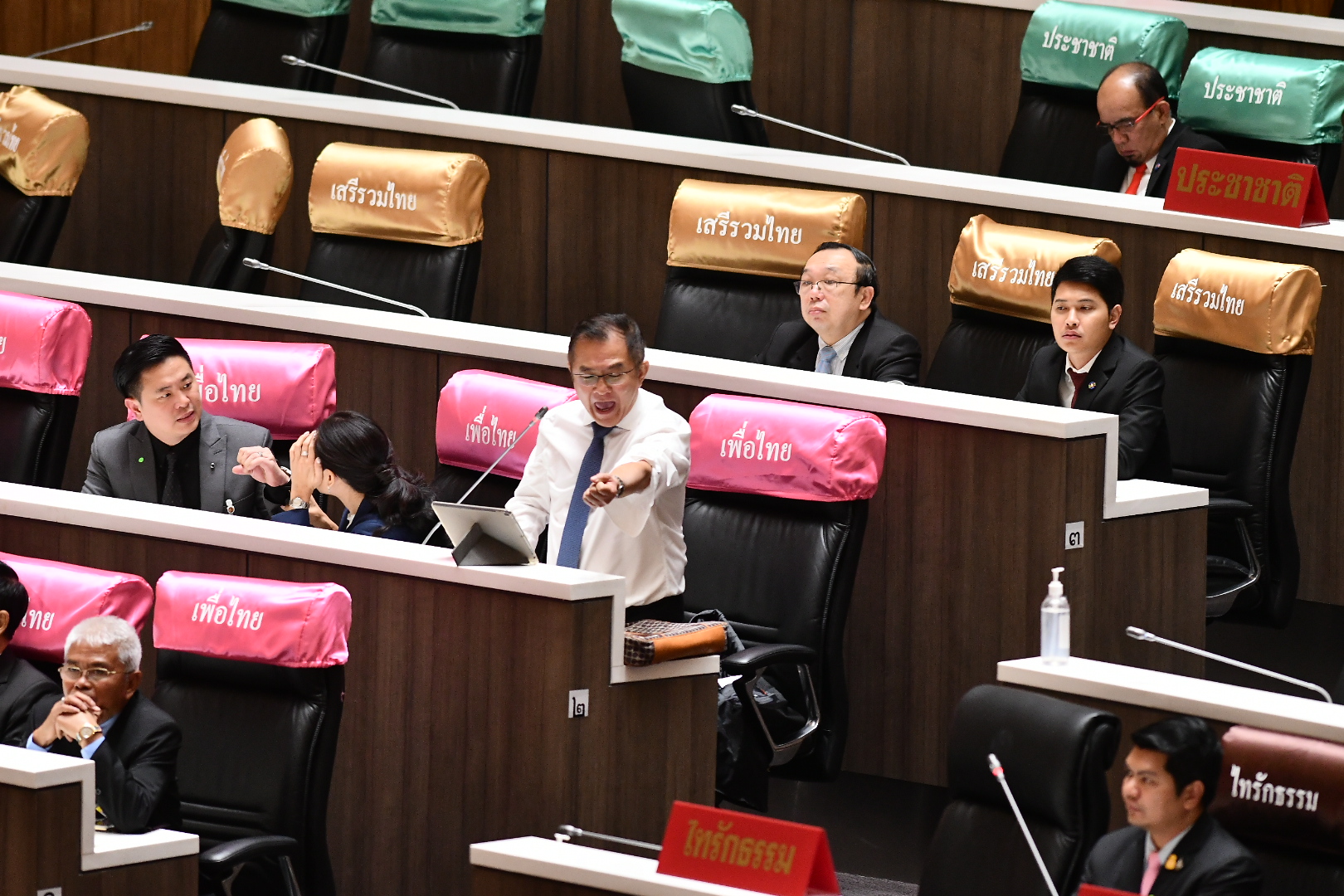 “วิสาร” กรีดเลือดกลางสภา ถาม “ประยุทธ์” จะเป็นทรราช หรือ วีรบุรุษ