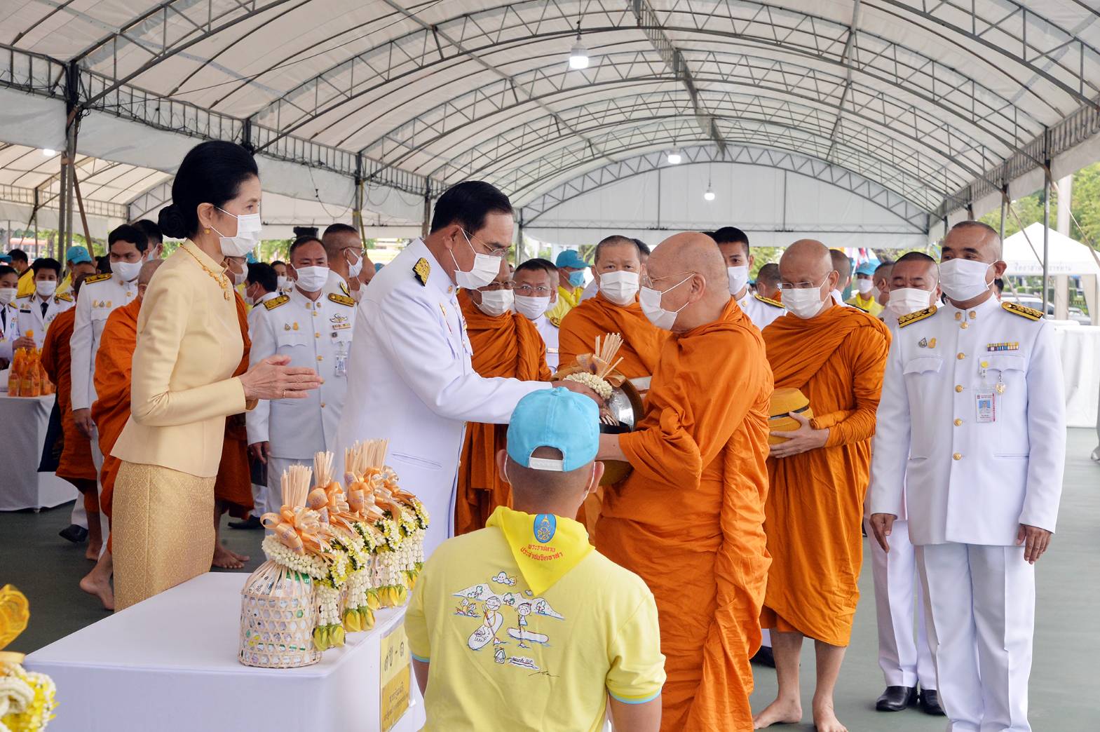 ประยุทธ์ ตักบาตรถวายพระราชกุศล-วางพวงมาลา คล้ายวันสวรรคต ร.9