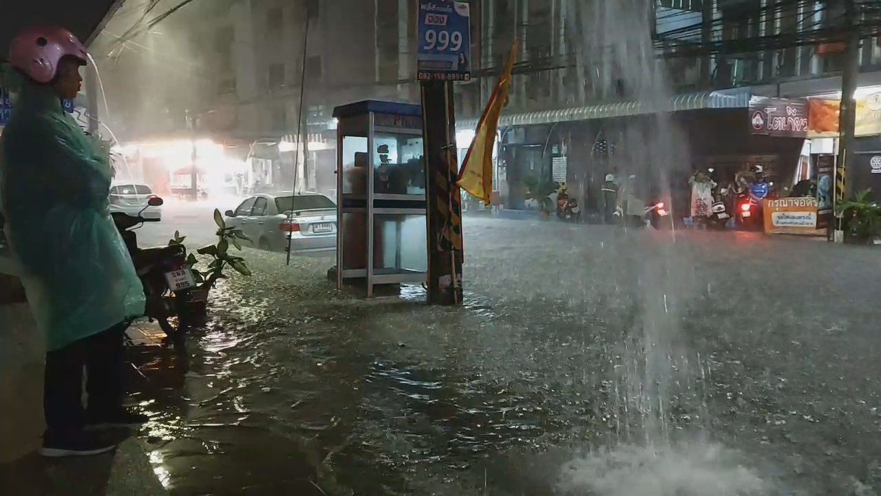 พายุฝนถล่ม 2 ชั่วโมง เมือง “โคราช” จมบาดาล