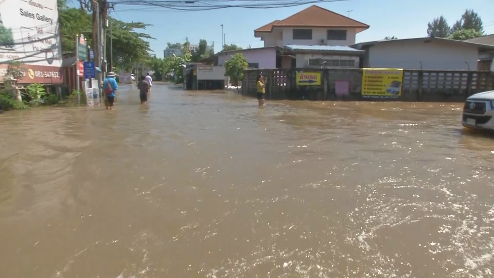 ลำตะคองเอ่อล้นตลิ่ง ท่วมชุมชนในตัวเมืองโคราชแล้ว