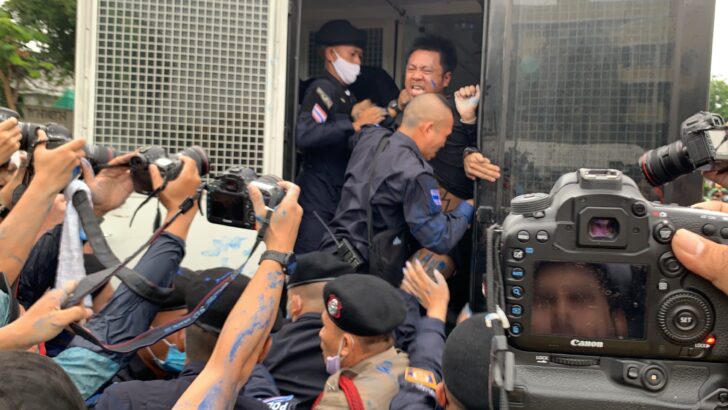 วินาที ไผ่ถูกจับกุมขึ้นรถผู้ต้องขัง วินาที ไผ่ถูกจับกุมขึ้นรถผู้ต้องขัง