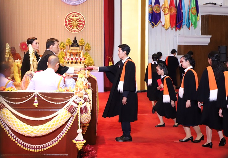 ในหลวงเสด็จฯพระราชทานปริญญา มธ. ทรงโบกพระหัตถ์ทักทายผู้มาเฝ้าฯ