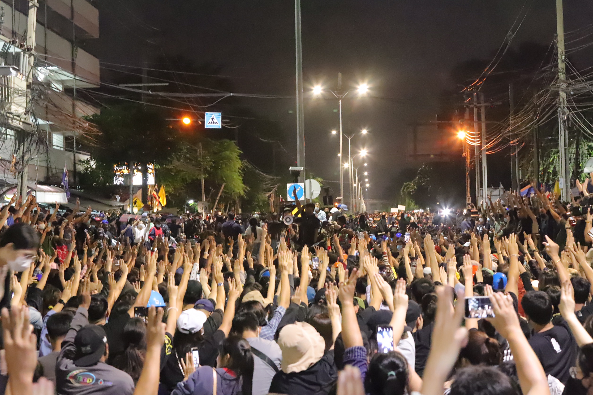 คณะราษฎรนัดทุกสถานีรถไฟฟ้า 17.50 น. เผยมี BIG SURPRISE