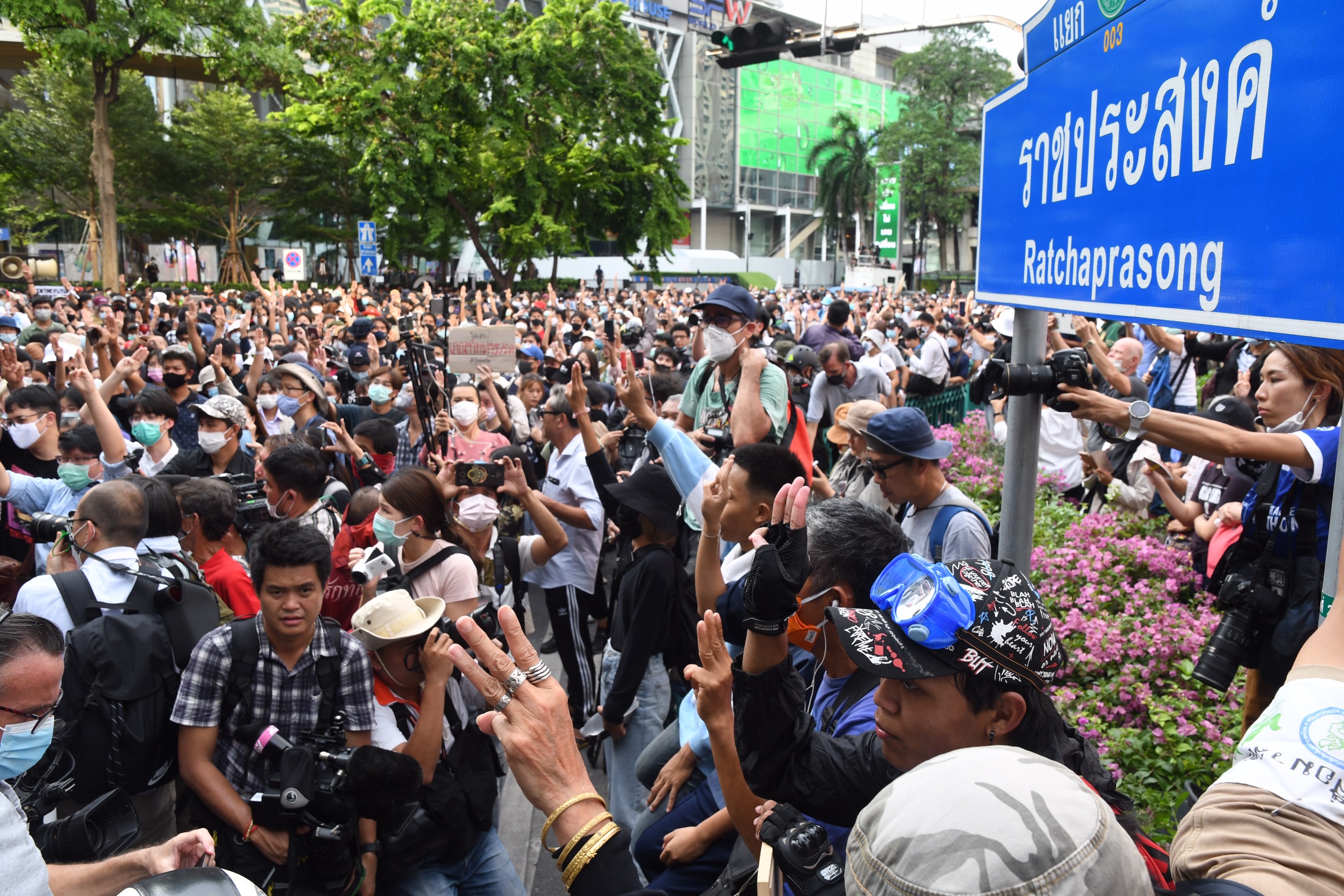 ประชาชน ยึดแยกราชประสงค์ เรียกร้อง “ปล่อยเพื่อนเรา”