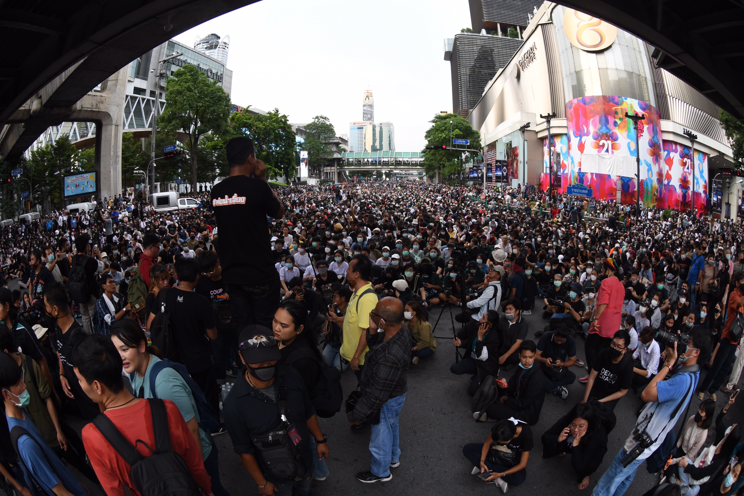 ปิดเซ็นทรัลเวิลด์ 18.00 น. ผู้ชุมนุมเต็มพื้นที่ สี่แยกราชประสงค์ 