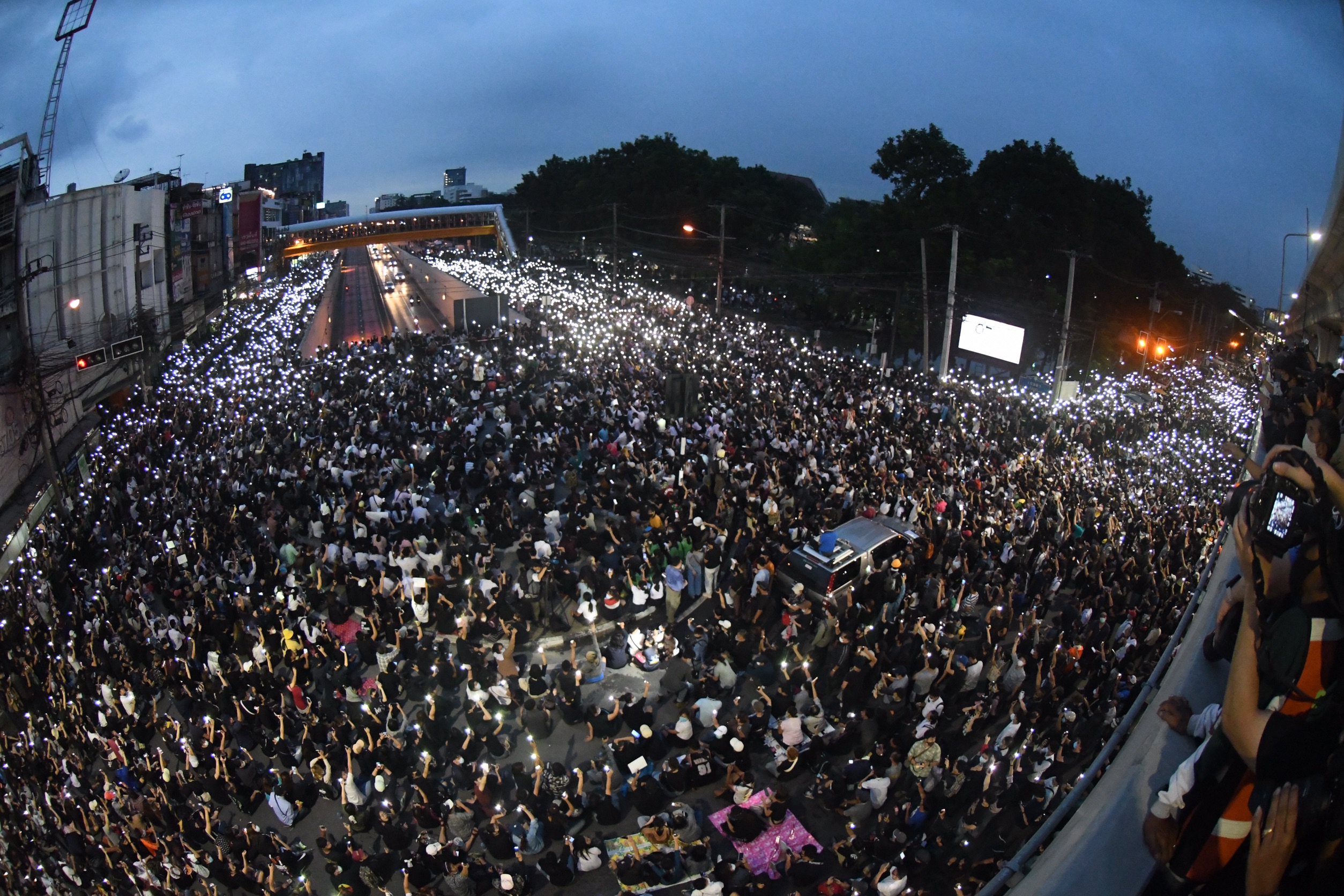 ม็อบร่มฮ่องกง สู่ม็อบคณะราษฎรไทย สถานีต่อไป #ถ้าการเมืองลาวดี