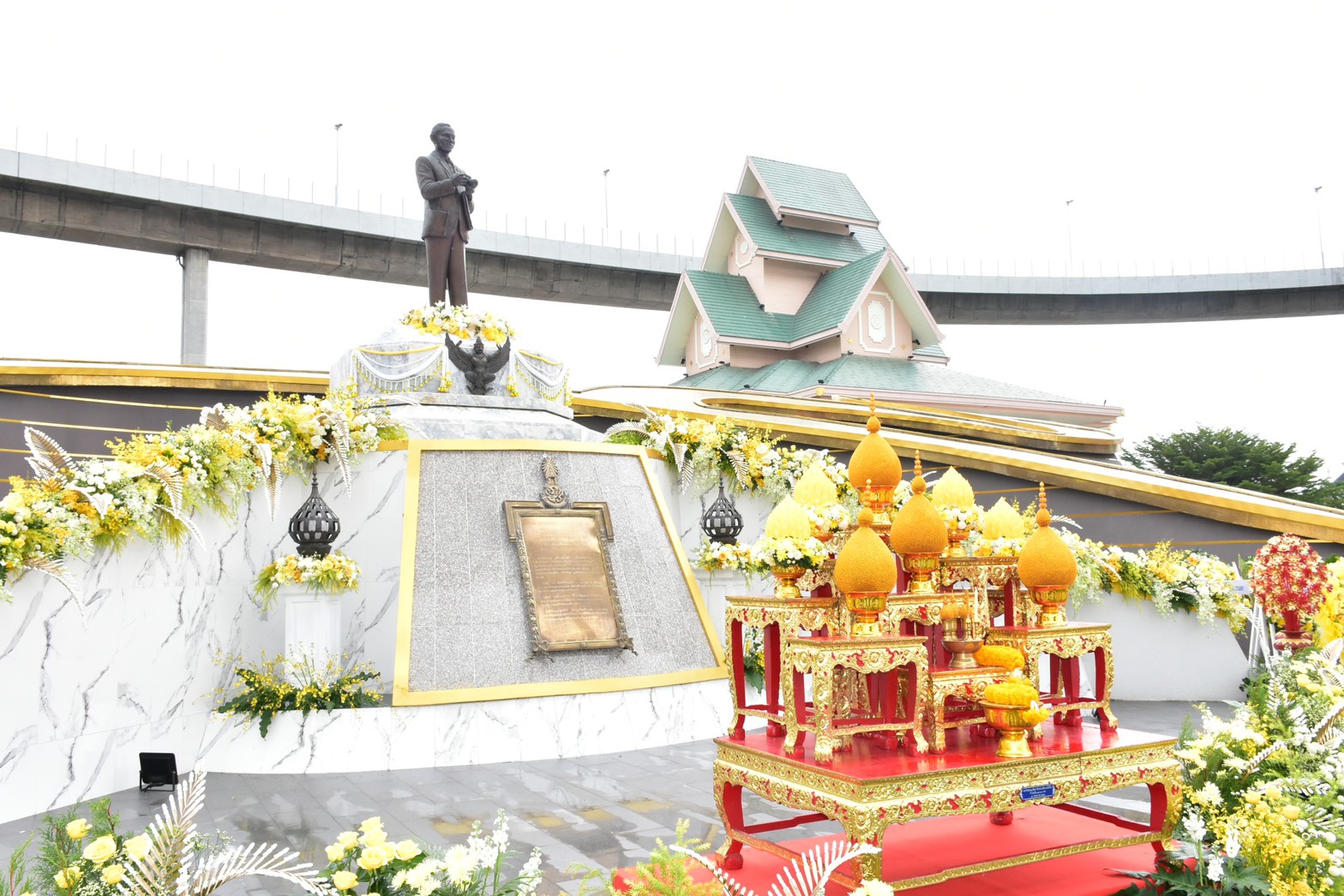“ศักดิ์สยาม” วางพวงมาลา “สวนสุขภาพลัดโพธิ์” เนื่องในวันคล้ายวันสวรรคต ร.9
