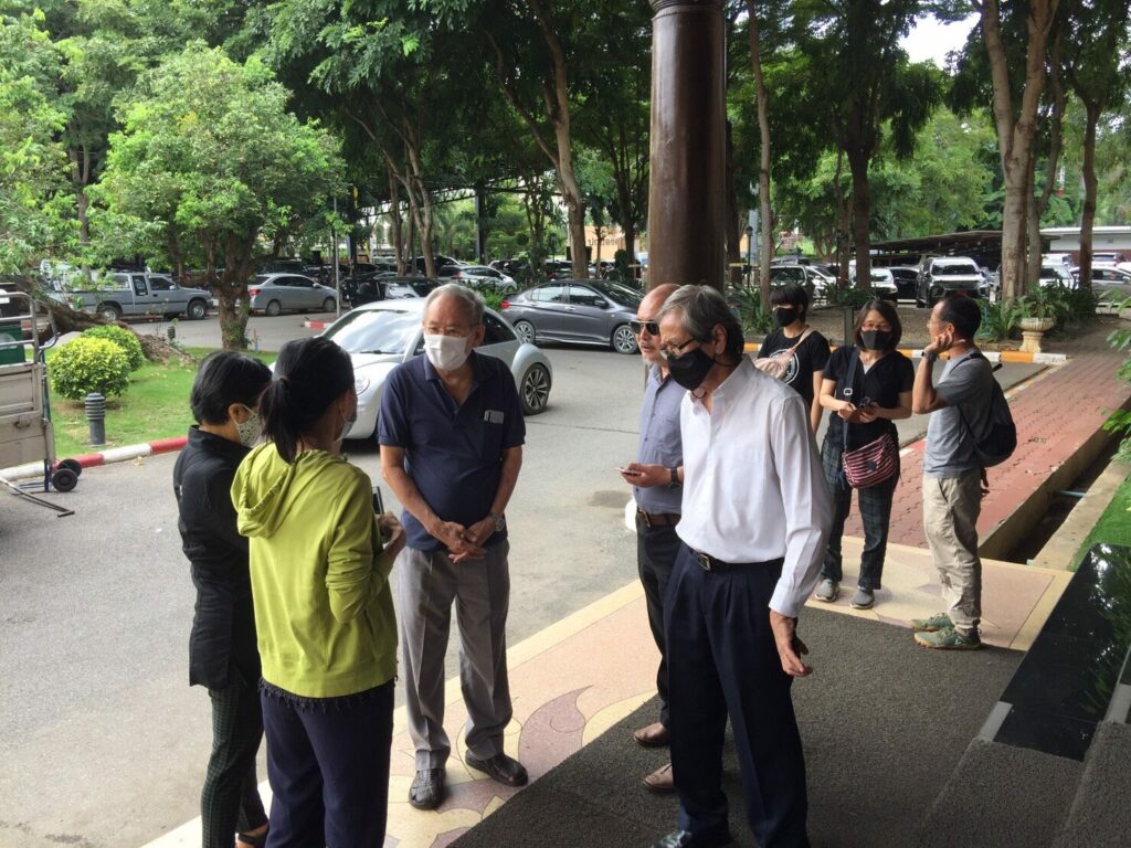อ.นิธิ ไปรอให้กำลังใจ ทนายอานนท์ ที่ บช.ภ.5 จ.เชียงใหม่