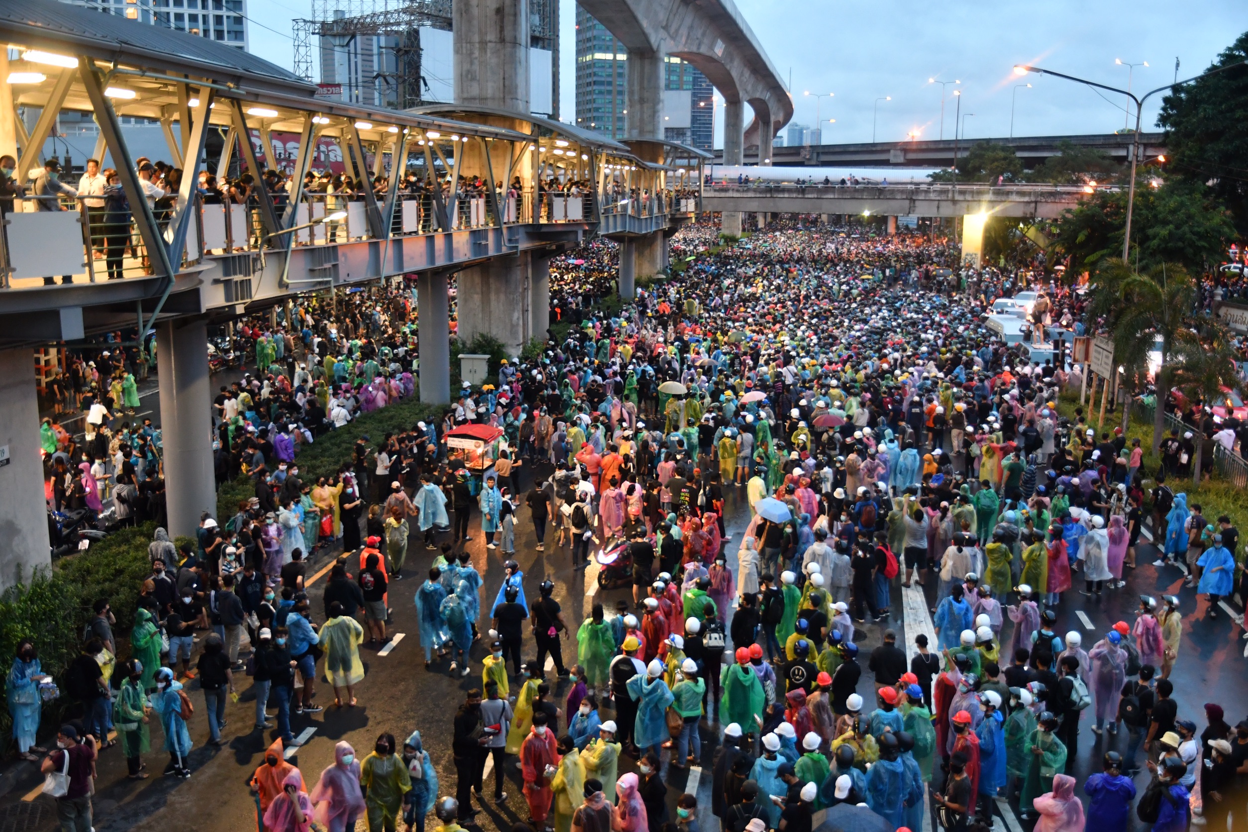 เพจเยาวชนปลดแอก นัดชุมนุมรอบใหม่ 15.00 น. ทุกสถานีรถไฟฟ้า