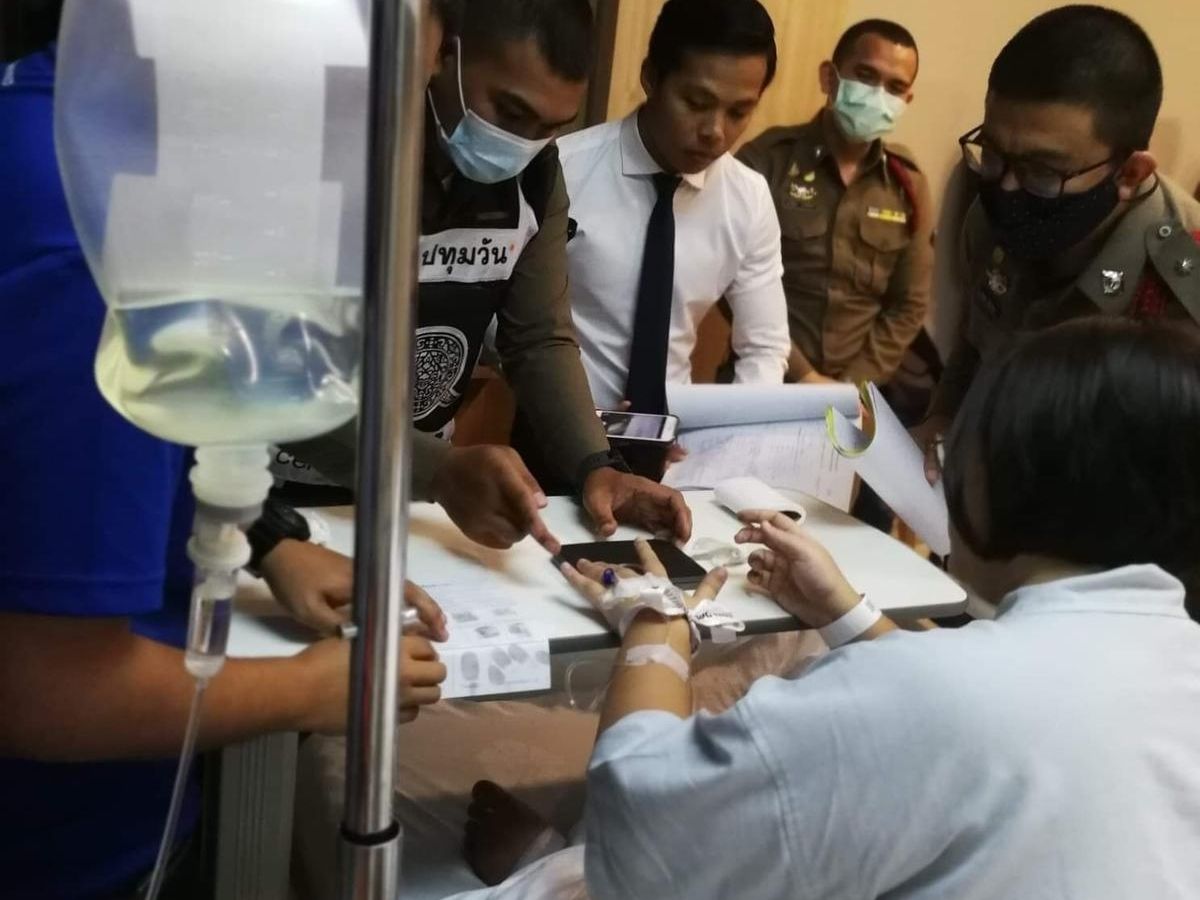 รุ้ง ปนัสยา พิมพ์ลายนิ้วมือ คาสายน้ำเกลือ สน.ปทุมวัน แจ้งข้อกล่าวหา