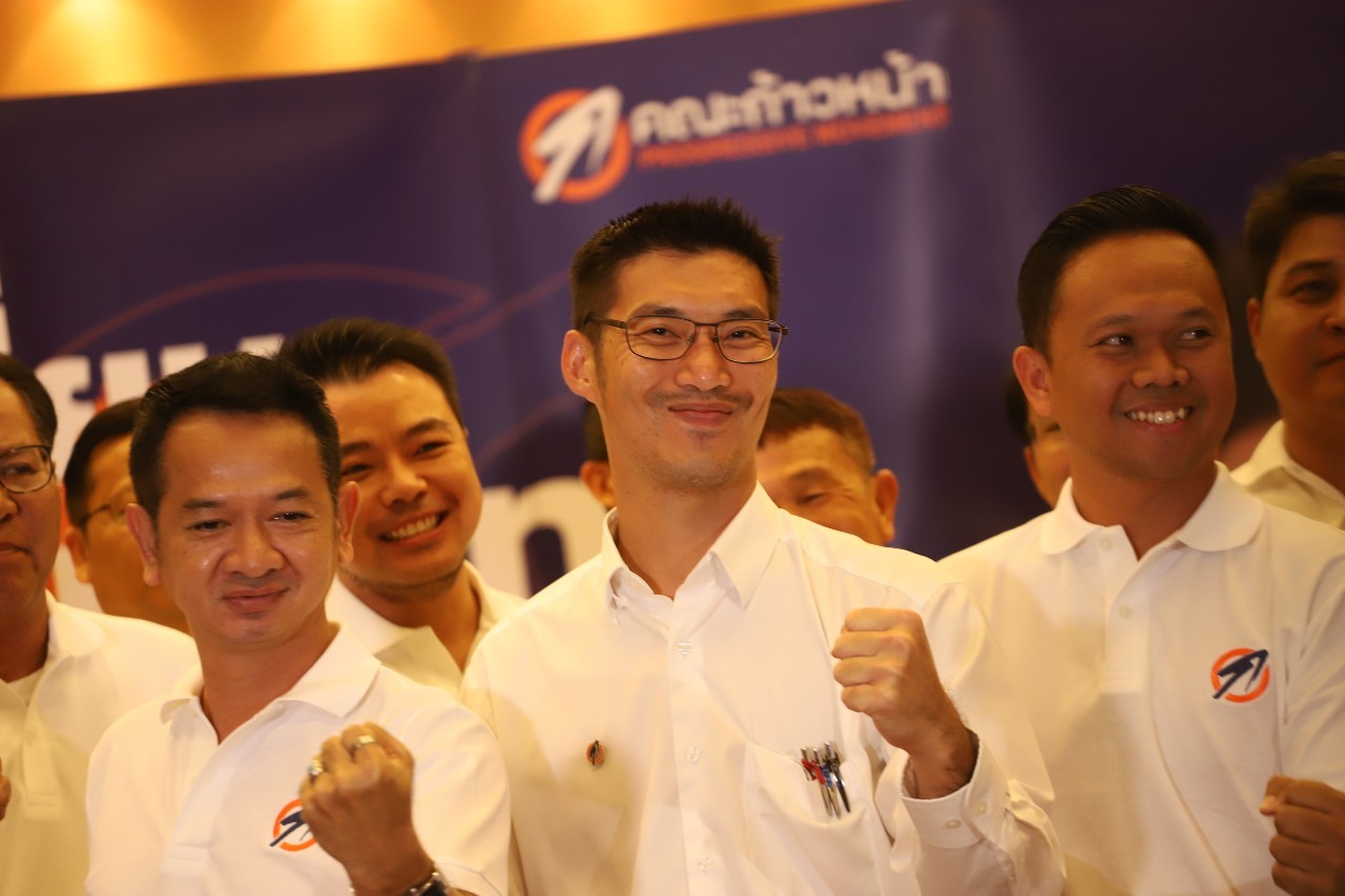 “ธนาธร” ทุบบ้านใหญ่ ตระกูลการเมือง เปิดตัว 32 ขุนพลชิง นายกฯ อบจ.