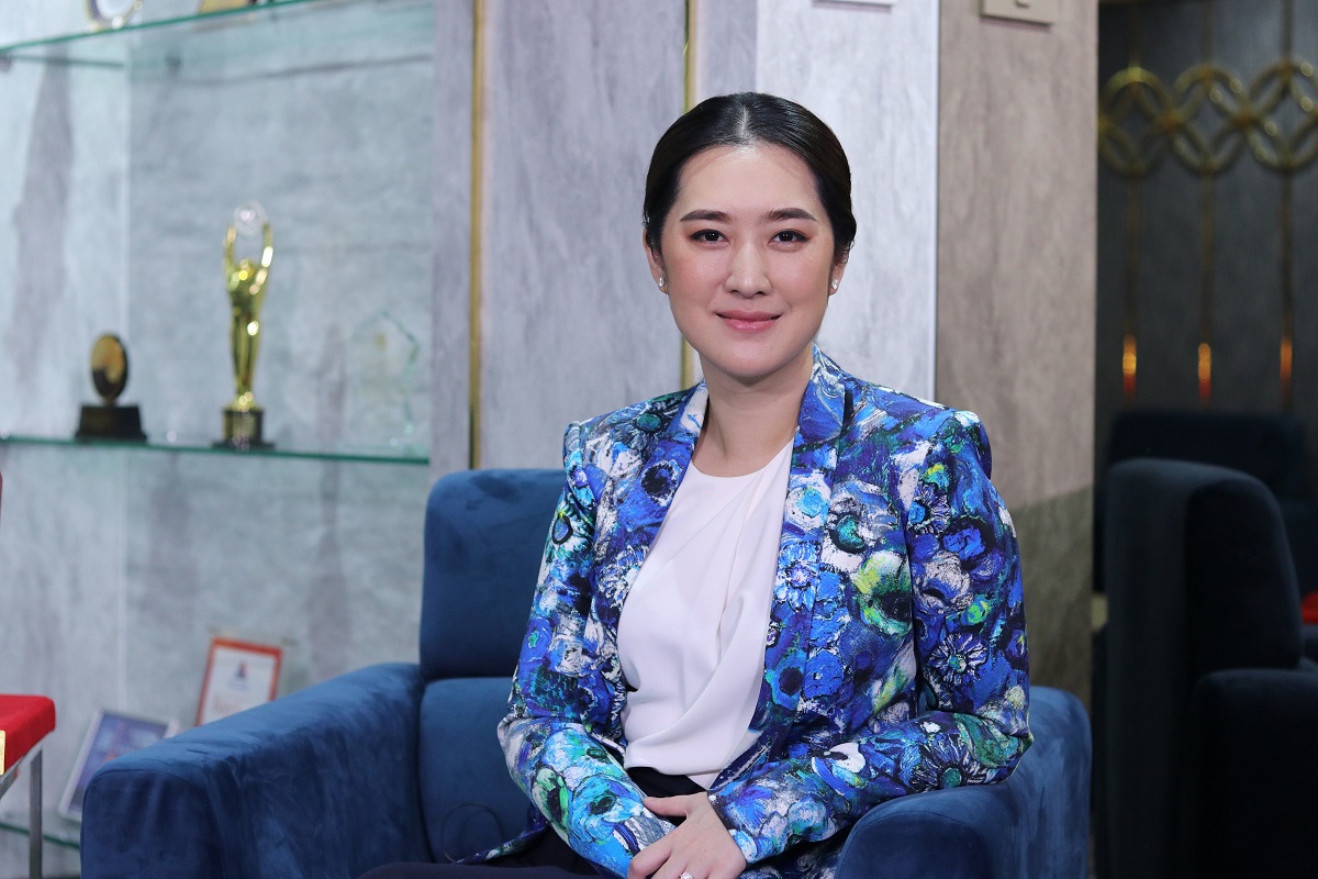 ฐิภา นววัฒนทรัพย์ ปธ.YLG