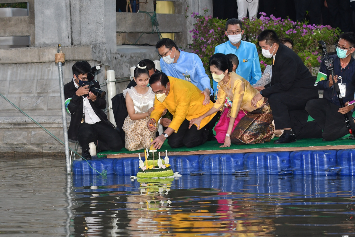 “ประยุทธ์” ควงภริยา ลอยกระทง ที่คลองผดุงกรุงเกษม