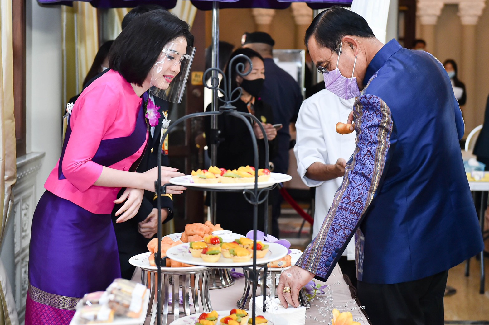 “ประยุทธ์” ชิมปาท่องโก๋ “การบินไทย” เอ่ยปากชม “อร่อย”