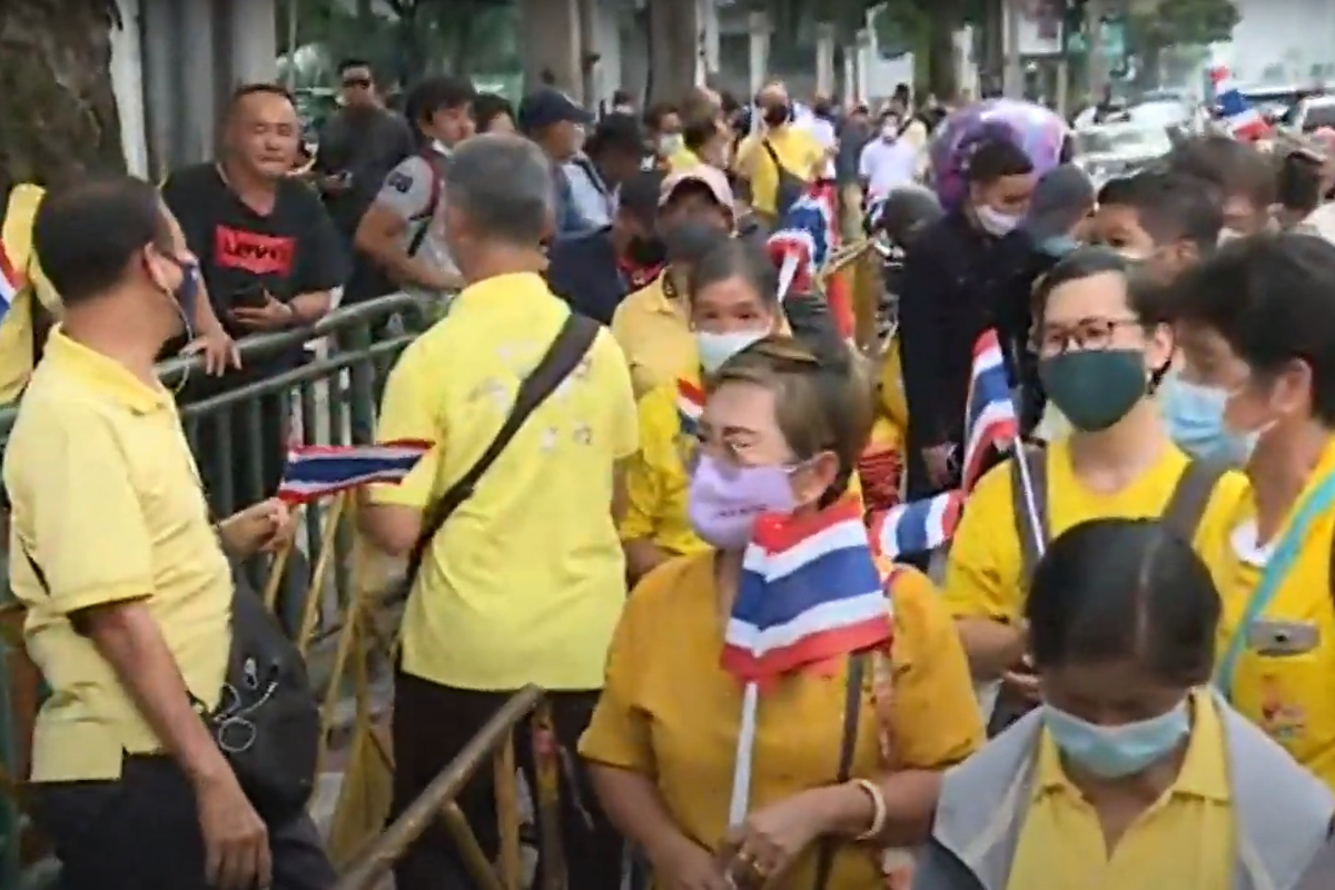 ถึงแล้ว! ทนายนกเขา-กลุ่มเสื้อเหลือง รวมตัวหน้าสถานทูตเยอรมนี