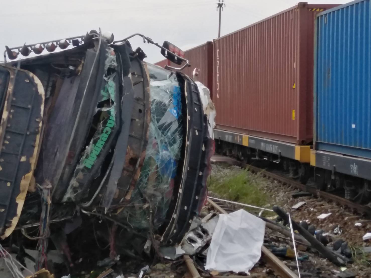 ตาย 18 ราย รวมคนขับอุบัติเหตุรถไฟชนรถทัวร์จุดลักผ่าน “คลองบางพระ”