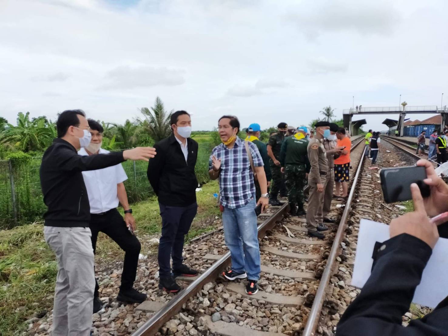 “กรมราง-ผู้ว่ารถไฟ” เร่งสอบเหตุรถไฟบรรทุกสินค้าชนรถทัวร์กฐินที่ฉะเชิงเทรา